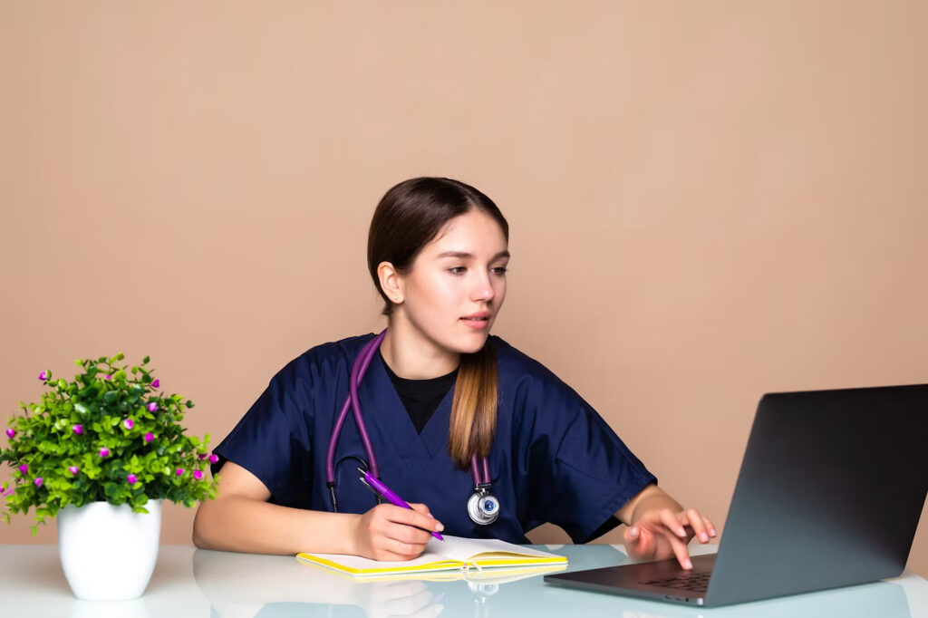 virtual dental receptionists women in the desk facing computer